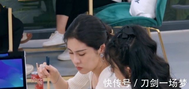 中餐厅|《中餐厅5》有多假？客人吃到生米线忍气吞声，赵丽颖出手相助