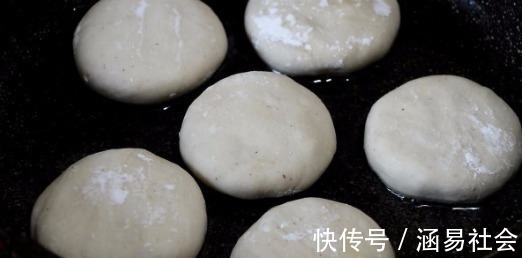 花椒粒|一碗面粉，2个萝卜，教你做好吃的萝卜丝饼，爱吃萝卜的快收藏