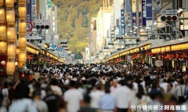 中年|中国游客“爆买”扭转日本旅游赤字,为什么国人喜欢到日本扫货?