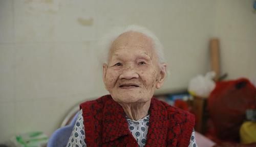 【草丁图书馆】年龄越大,老人味越浓?年轻时注意4件事,老了不被人嫌