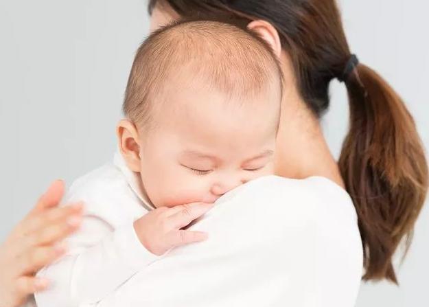 孩子|新生儿被诊断脊柱变形，这几个习惯容易伤害孩子，宝妈尽快改正