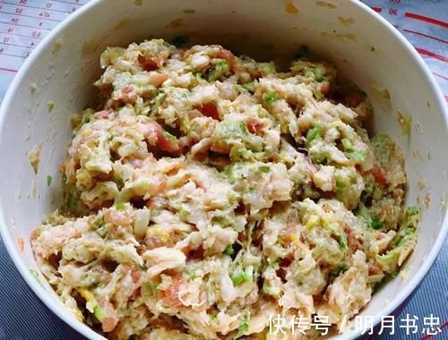拌白菜猪肉馅时，有人放油有人焯水，教你1招，饺子馅香更饱满