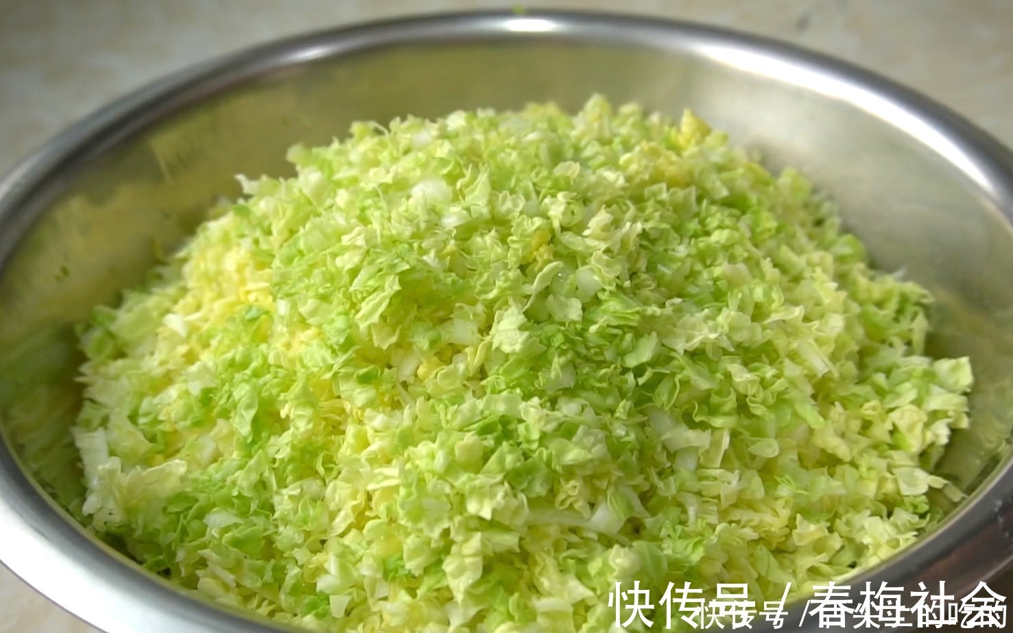 白菜这样吃真过瘾,不发面不烫面,一折一卷就搞定,比包子还好吃
