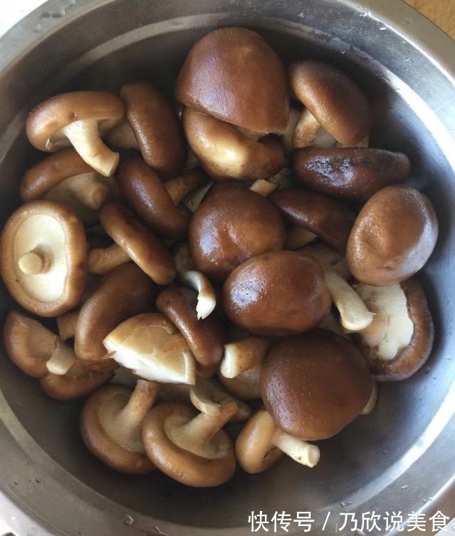 香菇经常洗不干净教你一个小窍门,脏东西自己跑出来