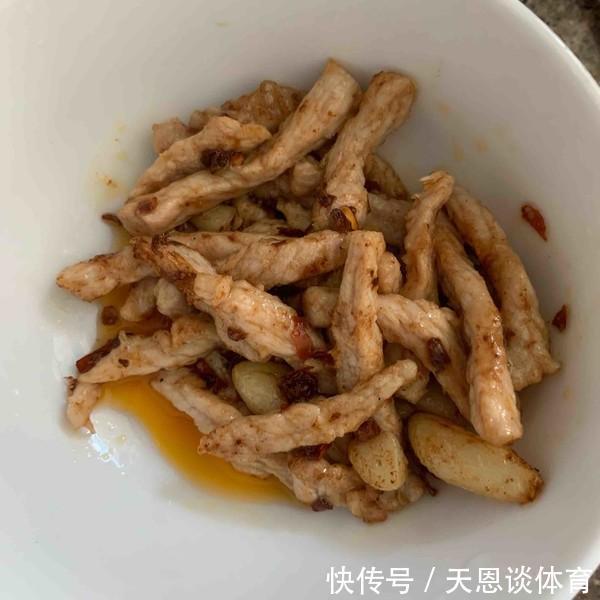 新鲜肉|刚从冰箱中拿出来的冻肉，千万不要加水泡，用这一招吃着像新鲜肉