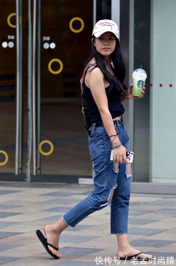 身材 街拍:美女高腰牛仔裤很显身材比例,搭配的人字拖,非常个性!