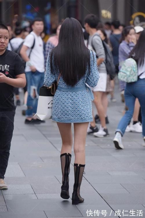 靴子 独特设计,牛仔外套穿上很有气质,配黑色的靴子穿很帅气!