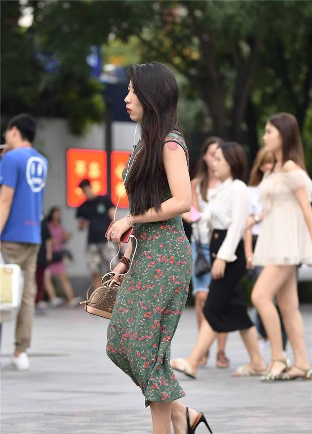 美女 绿色连衣裙,红色碎花,搭配鱼嘴细跟凉鞋,衬托微胖身材