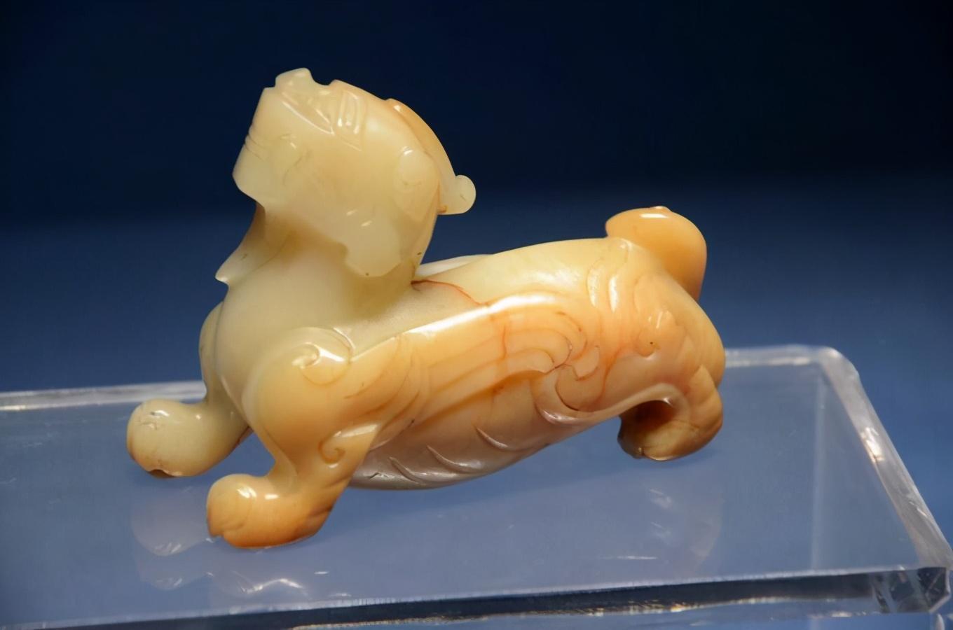 这块树化玉年代悠久,为何是难得宝贝,竟是玉化虫的缘故