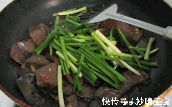 好吃|炒猪血,不要切了就炒!牢记一个重要步骤,猪血鲜香不腥,好吃