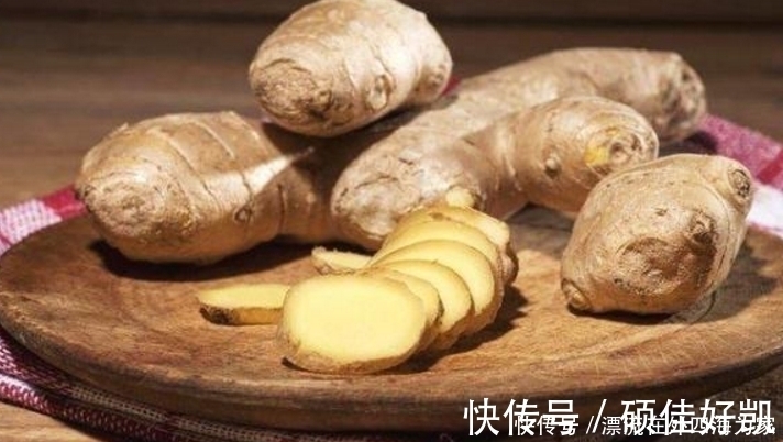 保鲜膜|保存生姜不要放冰箱，教你一个土方法，放半年都不干瘪，太实用了