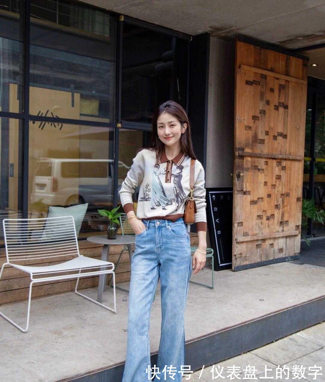 针织上衣 这才是30+女人该有的打扮针织上衣搭配牛仔喇叭裤,时髦又舒适