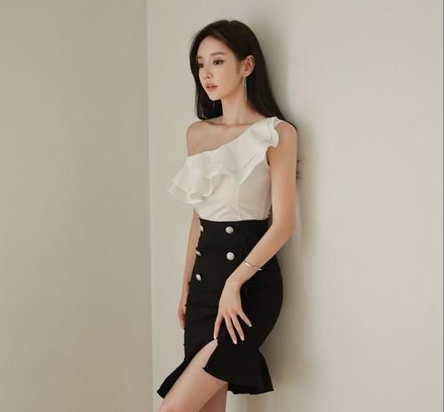 小姐姐|小姐姐展现完美身姿，欧式斜肩褶浪优雅鱼尾裙，衬托出满满的风情