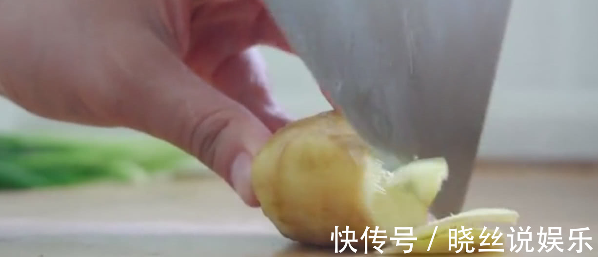 葱段|排骨不要炖土豆了，媳妇给里面倒了一碗面粉，老公不够吃了
