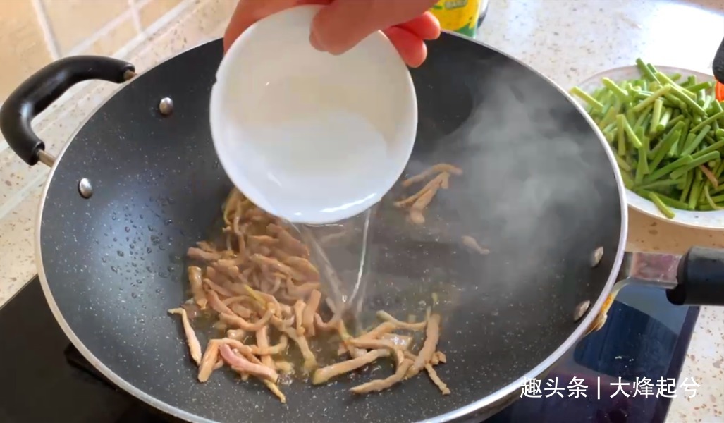 炒蒜苔时，有人过油有人过水，都不对，教你正确做法，鲜嫩又入味