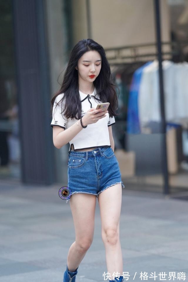 条纹|鲜艳色调的牛仔裤穿搭,造型简约利落又显瘦,更加漂亮