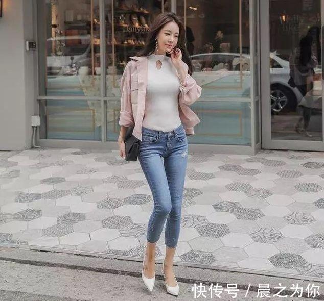 美女 -微胖牛仔裤美女,搭配紧身上衣,散发着女人的韵味