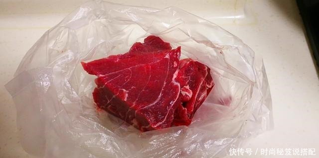 冰箱里拿出的冻肉，最忌直接加水泡，教你一招，吃着跟鲜肉一样