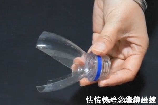 阳台|把塑料瓶粘在扫把上,放在阳台省钱又实用,全家人都要抢着用!