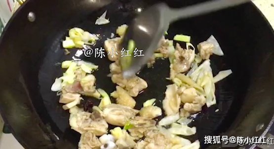 乱炖鸡肉炖萝卜，香辣过瘾，配上米饭吃超级的下饭，全家人都爱吃