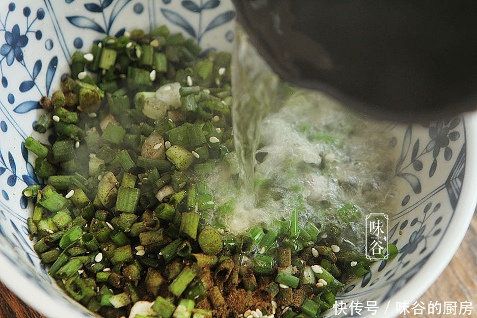  葱油饼|剩饺子皮新吃法，加上1把葱花，金黄酥脆，层次分明，好吃不浪费