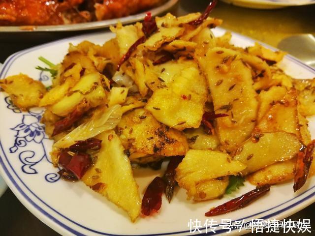 烙馍|8道凉菜，15道热菜，农家院的团圆饭总花费588元，网友说：太值了