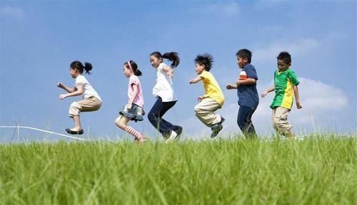 孩子将来个头矮小,其实早有“征兆”,不提早重视就长不高了