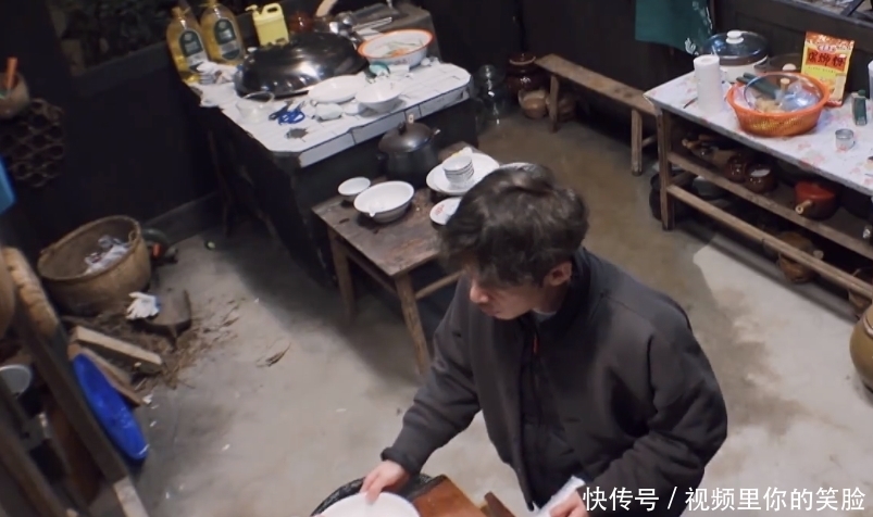 牛排 不怕得病?何炅张子枫吃被狗咬过的牛肉,张艺兴的加工方式引热议