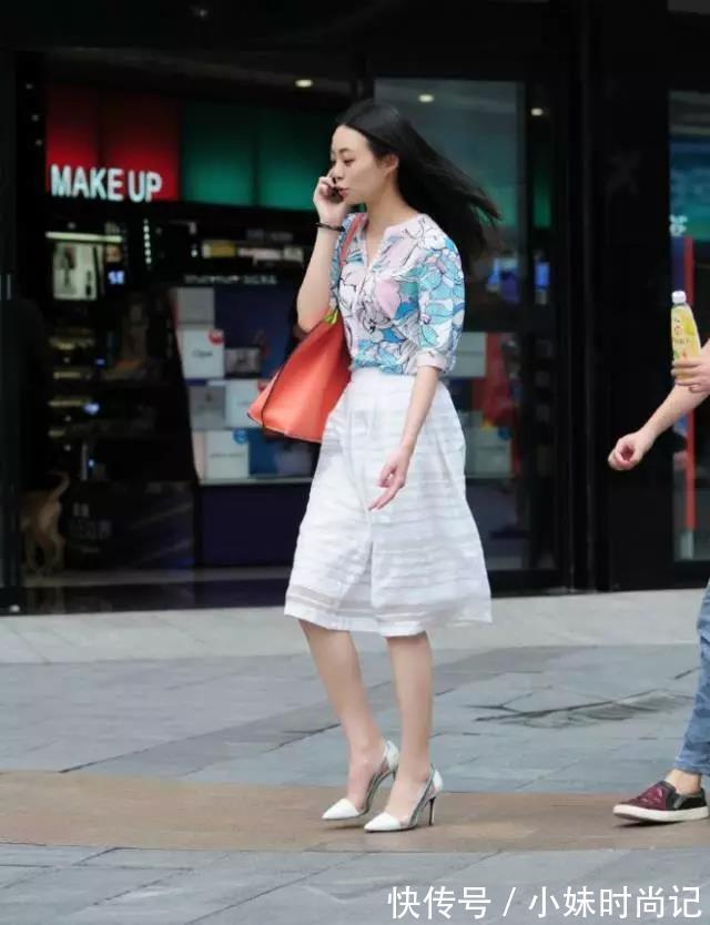 过膝 街拍路人,清雅的碎花搭配过膝短裙,让你成为文艺范的标志