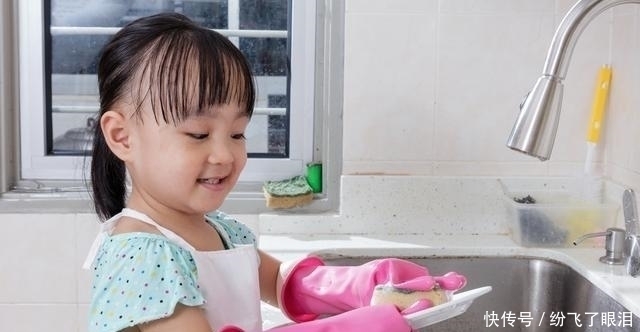 饺子皮|萌娃熟练地帮妈妈擀饺子皮走红!爸妈这样做,也能教育出同款孩子