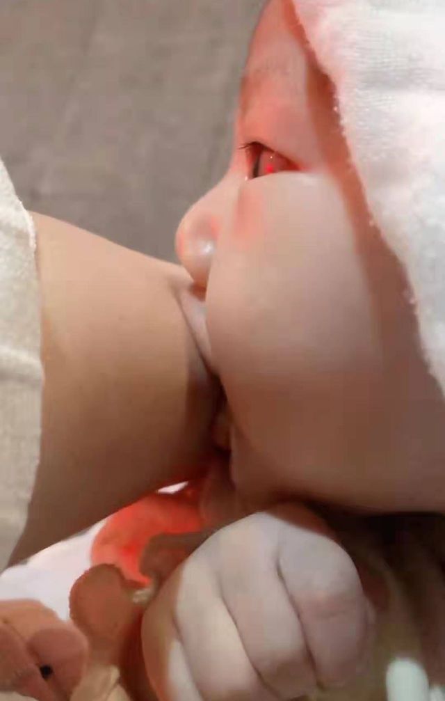 宝宝“吃奶的力气”到底有多大？宝妈用胳膊做实验，看完心疼妈妈