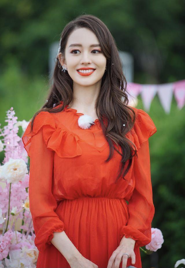 吉娜的“空竹腰”不见了,穿红色荷叶边长裙高级优雅,仍有贵妇范