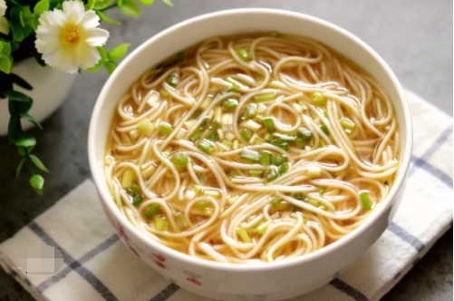大家一定不要错过这碗面,做法超简单,味道超鲜美,连汤都要喝光