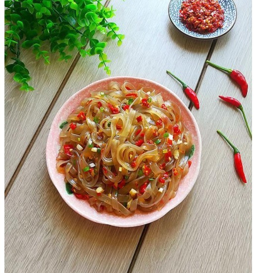  粉条别总炖猪肉了，粉条换个吃法，味道鲜美无比，两个儿子抢着吃