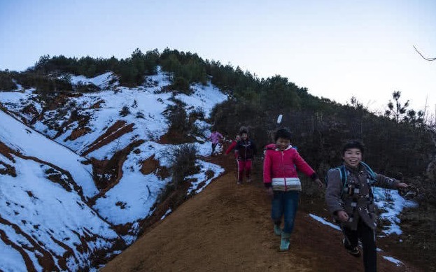 网络|“冰花男孩”走红网络,网友捐助50万,离家妈妈闻讯回来了