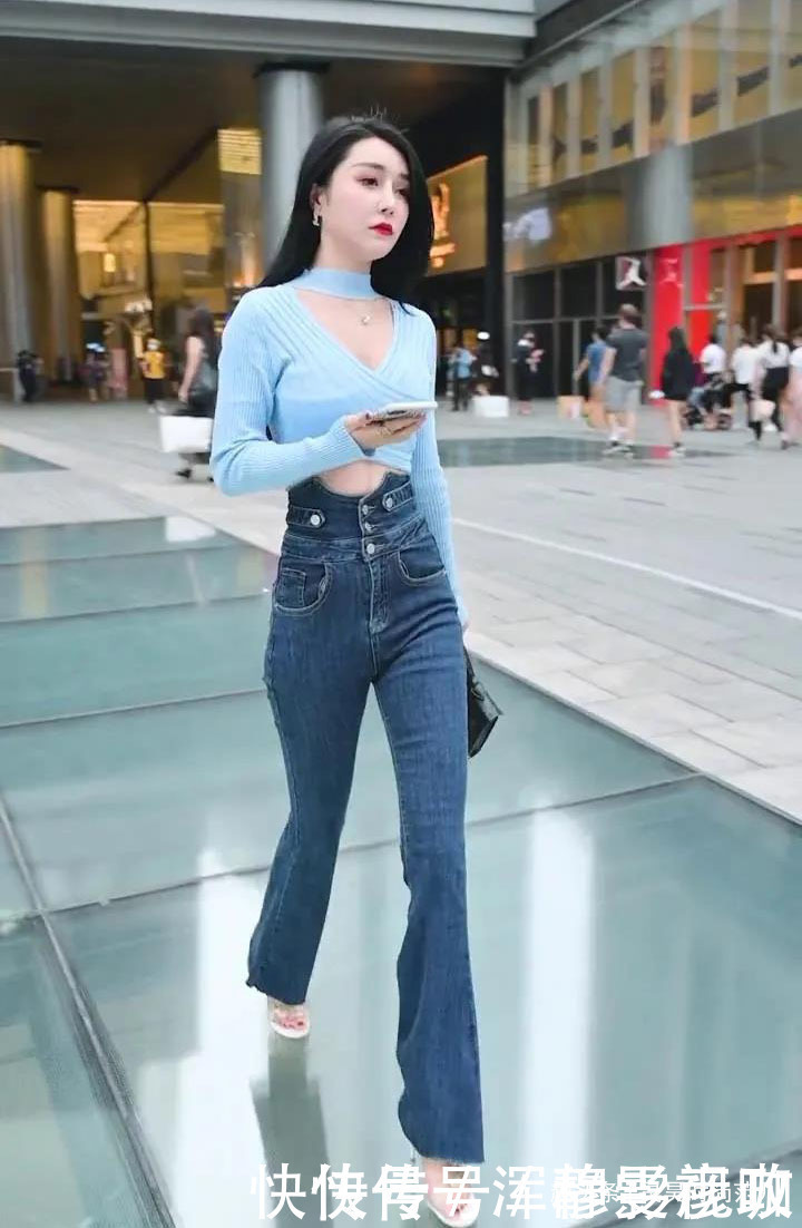 有气质|浅蓝色挂脖短衫搭配高腰牛仔裤,气质女孩的减龄穿搭,时尚有气质