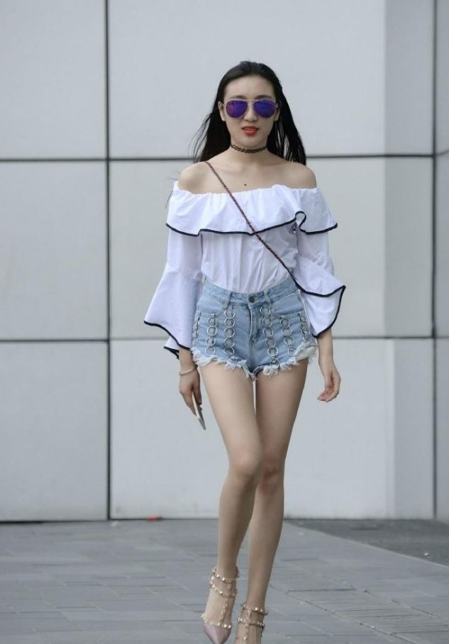 街拍|身穿蓝色长裙的小姐姐,彰显复古气息,尽显街头气质感