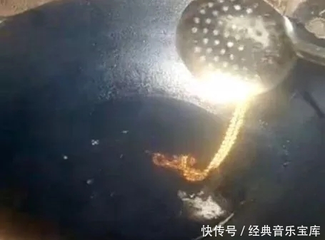 男子带大金链被疑是假货,丢入油锅证其真假,下一刻却尴尬了