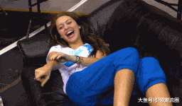 |搞笑GIF趣图:拔河促进团结，唯一不好的就是费鞋！