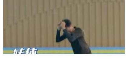 《奔跑吧》：白鹿整蛊队友遭吐槽，秦霄贤3次落水，网友：没必要