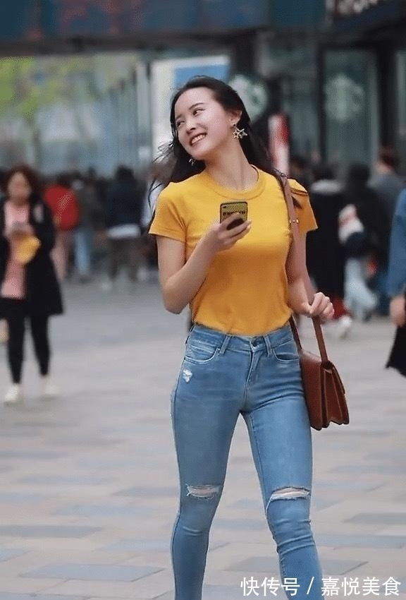 牛仔裤|圆领T恤搭配紧身牛仔裤,清新又乖巧,日常穿搭的首选新宠