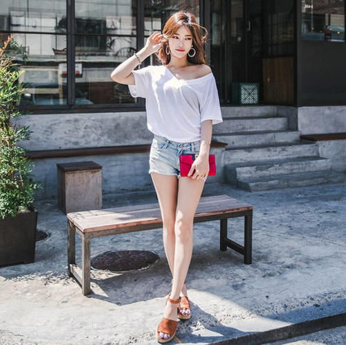 小姐姐爱穿紧身牛仔裤美女，穿出妙曼曲线，尽显成熟时尚韵味！