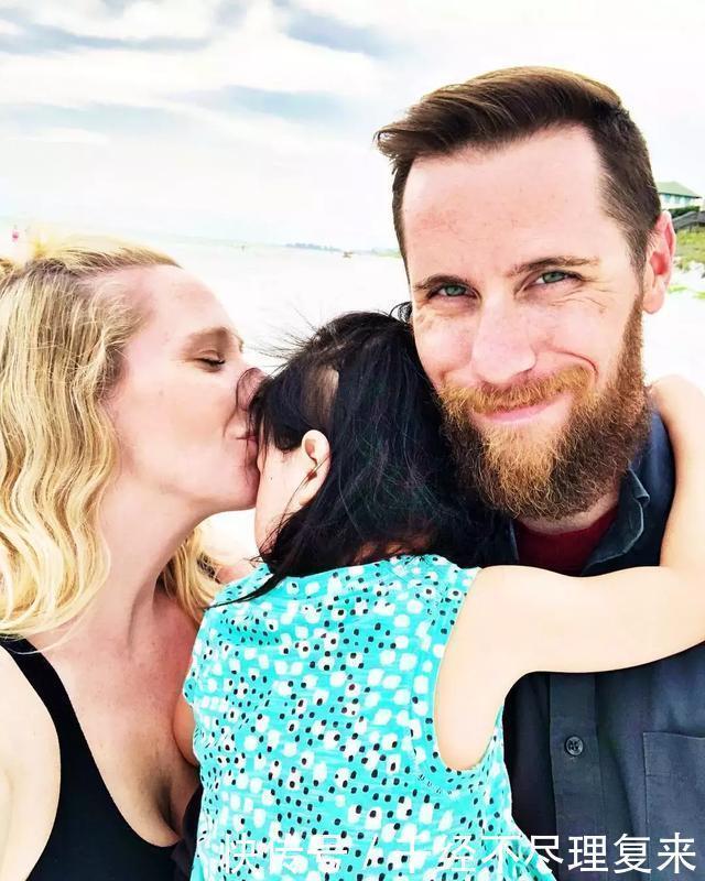 收养|天生“蓝眼睛”被抛弃的中国女孩,被美国夫妇收养后,改变了人生