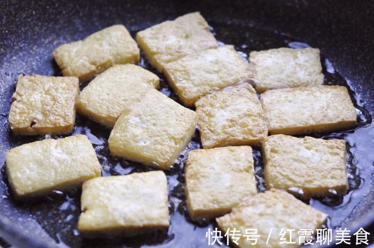 钓鱼|无论煎鱼或煎豆腐,直接用油煎就错了!多做1步,不粘锅不破皮