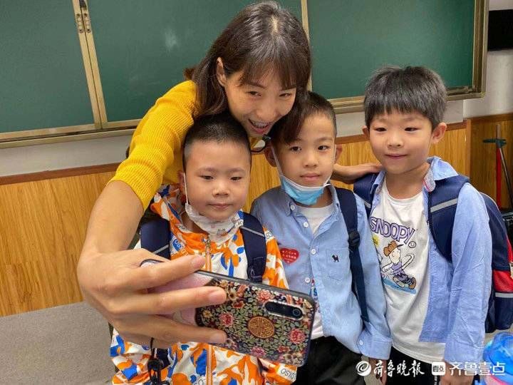 济南文东小学|进班先合影！济南文东小学老师以此方式拉近与新生距离