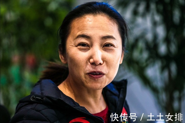 李琰|郎平喜获好礼!好姐妹开心与她视频连线,分享冬奥夺冠的喜悦