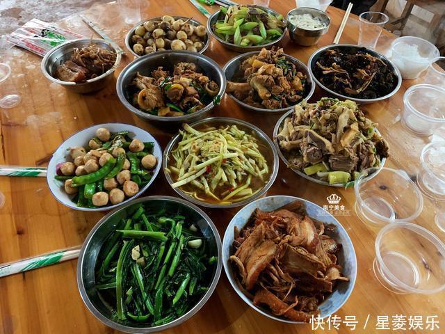 晒晒我们家的除夕年夜饭,总共9道菜,有荤有素,家人都吃得喜悦