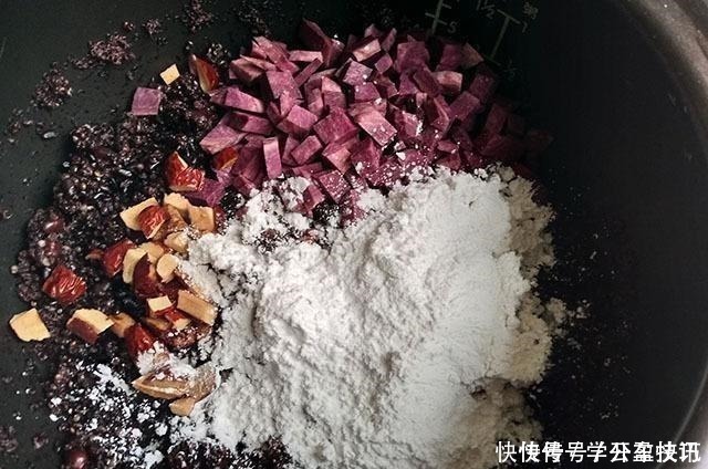 美味|吃包子米饭不如吃它,样子不好看却满满都是料,拌好一蒸,美味