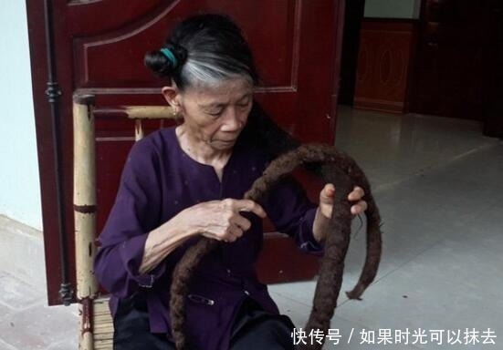 老奶奶|84岁农村老奶奶,25年不剪头发,头发变成了一根“蛇”