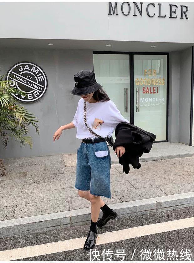 最近火了一对鞋子,它叫“猪蹄鞋”,比靴子好穿,比平底鞋更时髦